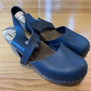 Lotta from Stockholm navy blue heeled clogs